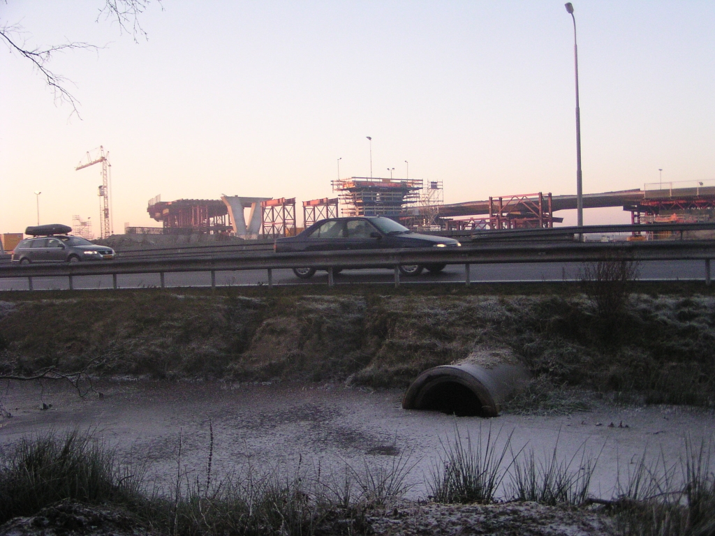 pc220038.jpg - Iets meer zicht op de hoogste flyover van het project: de parallelbaan zuid A2->A67. Links daarvan zien we ook al een landhoofd voor de verbindingsweg Antwerpen->parallelbaan A67. Tesamen met de brug rechts, de verbindingsweg Antwerpen->hoofdrijbaan A67, hebben we hier dus 3 van de 7 Dommelbruggen in beeld.