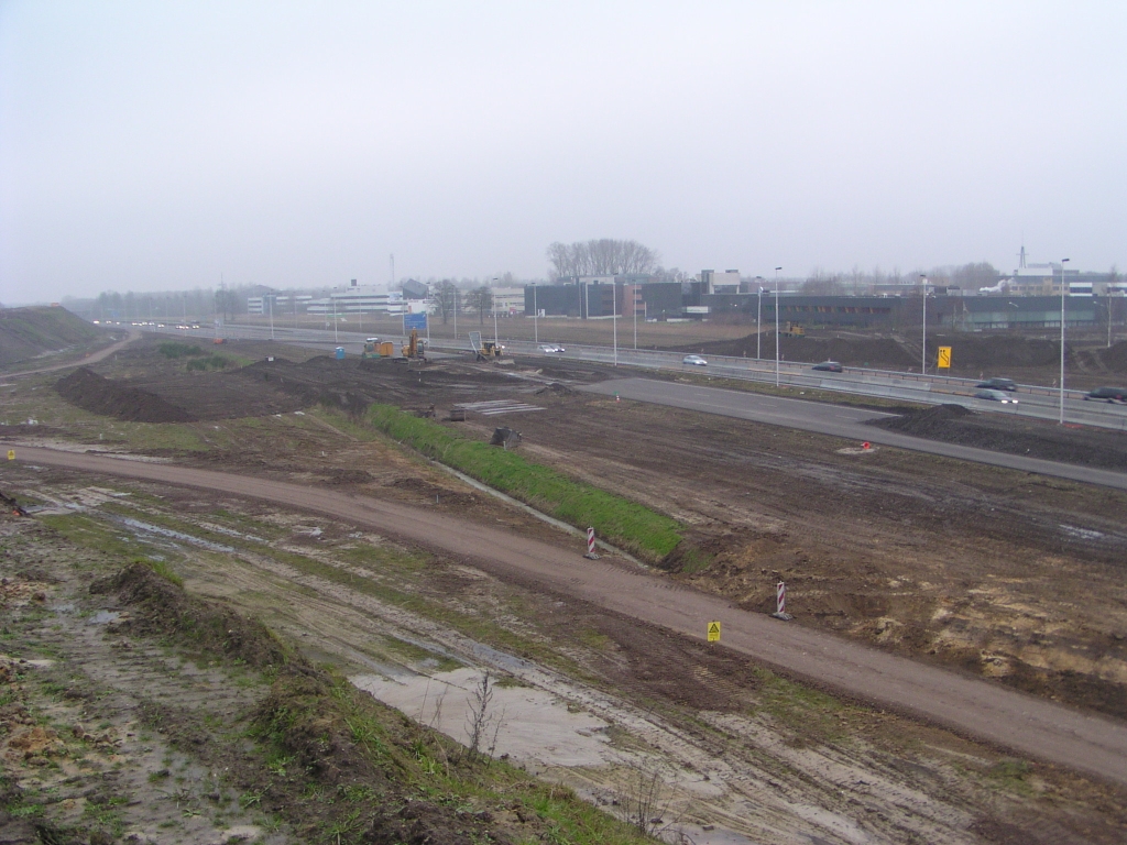 pc260007.jpg - Inmiddels is een gedeelte van de zuidelijke rijbaan van de A58 afgezet voor het verkeer. Weer opvallend dat men  op  de bestaande rijbaan bezig is met grondwerken.