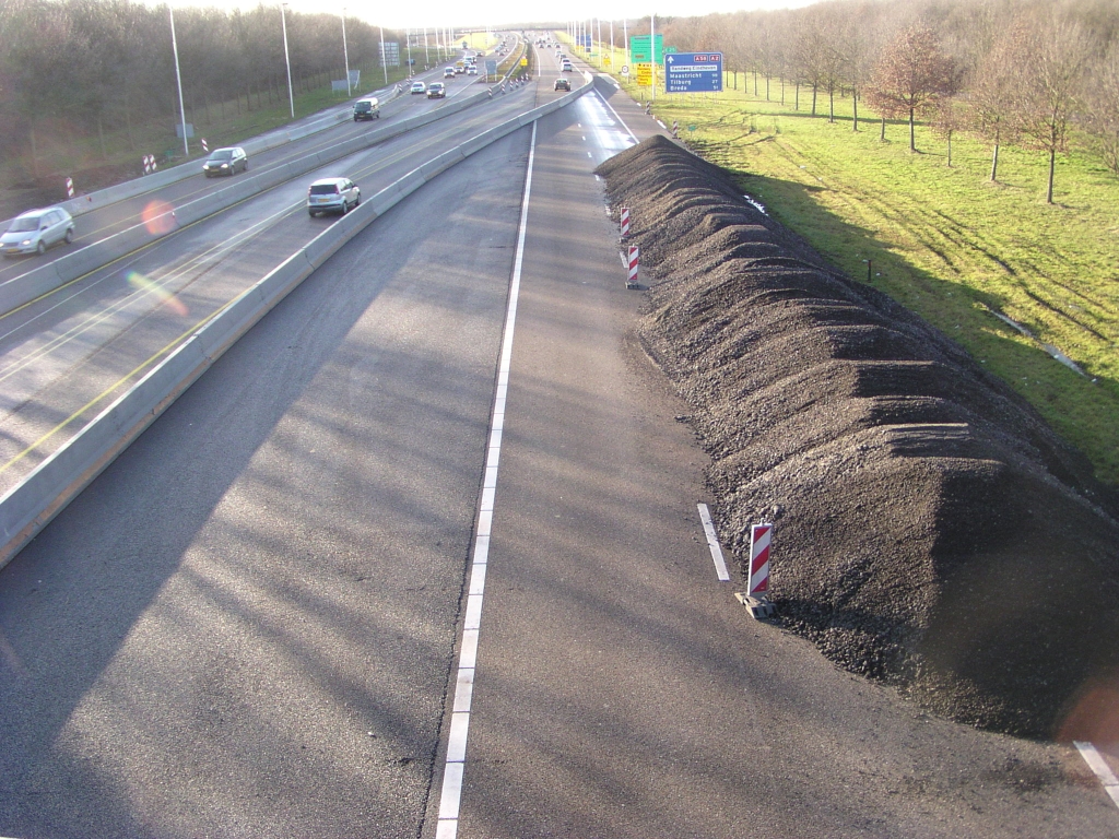 p1120028.jpg - Het vrijgekomen A58 noord segment ten westen van het viaduct Huizingalaan wordt vooralsnog gebruikt als stortplaats.
