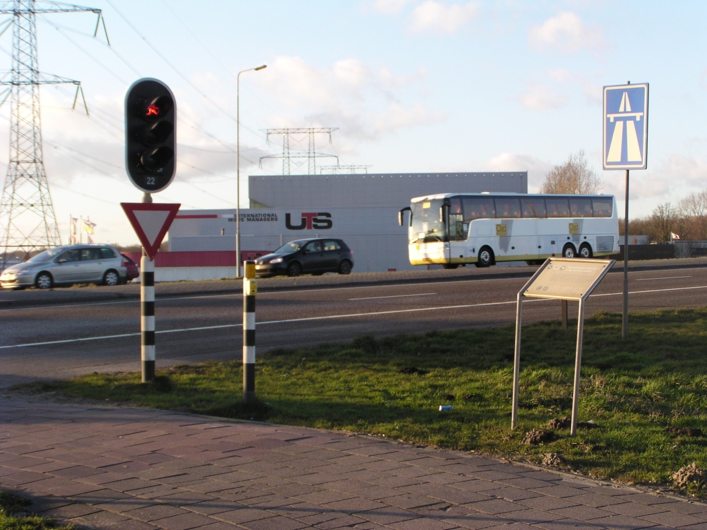 p1120033.jpg - Volgens de wegnummers op de hm paaltjes begint de A50 in Eindhoven bij de kruising met de A58, enige honderden meters ten zuiden van dit punt. Pas na de kruising met Ekkersrijt wordt de A50 autosnelweg.