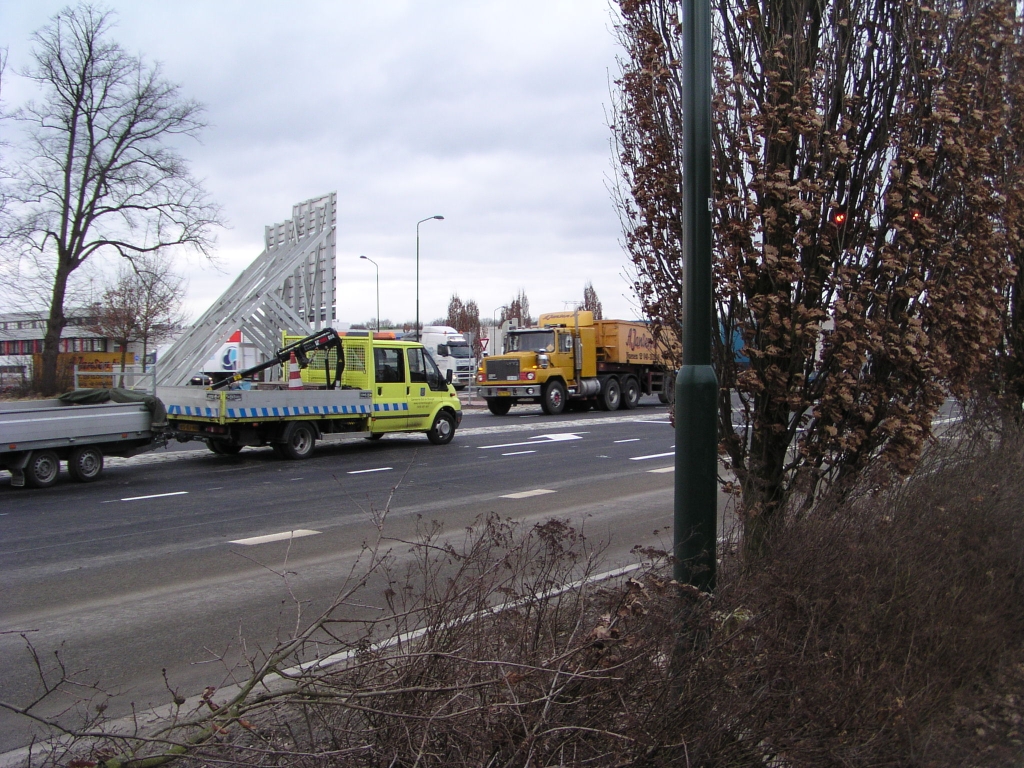 p1160003.jpg - En daar zien we de burgemeester van de gemeente Son en Breugel aanstormen in een zandtransport voertuig.