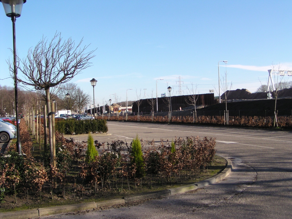 p2100027.jpg - De aansluiting Waalre/N69 gezien vanaf het parkeerterrein van "hotel Eindhoven". Evenals op de Hurk is hier de primaire functie van het materiaal damwand om het ruimtebeslag van de aansluiting zo klein mogelijk te houden.