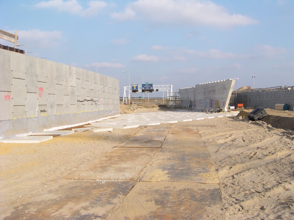 p2240006.jpg - A67 trace onder KW 33, waar men begonnen is met het neerleggen van betonnen platen als ondergrond voor de stempelstellage.