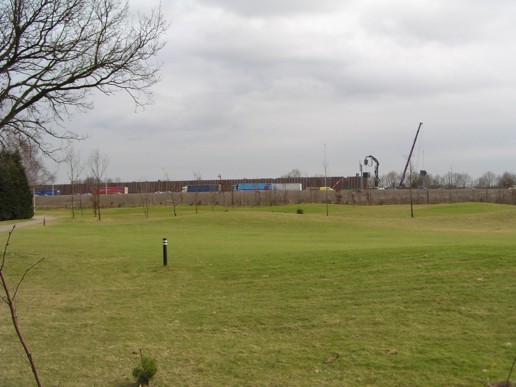 p2280012.jpg - Het geluidsscherm voor de wijk Voldijn in Waalre verandert de horizon nogal vanuit golf- en countryclub "De Tongelreep".