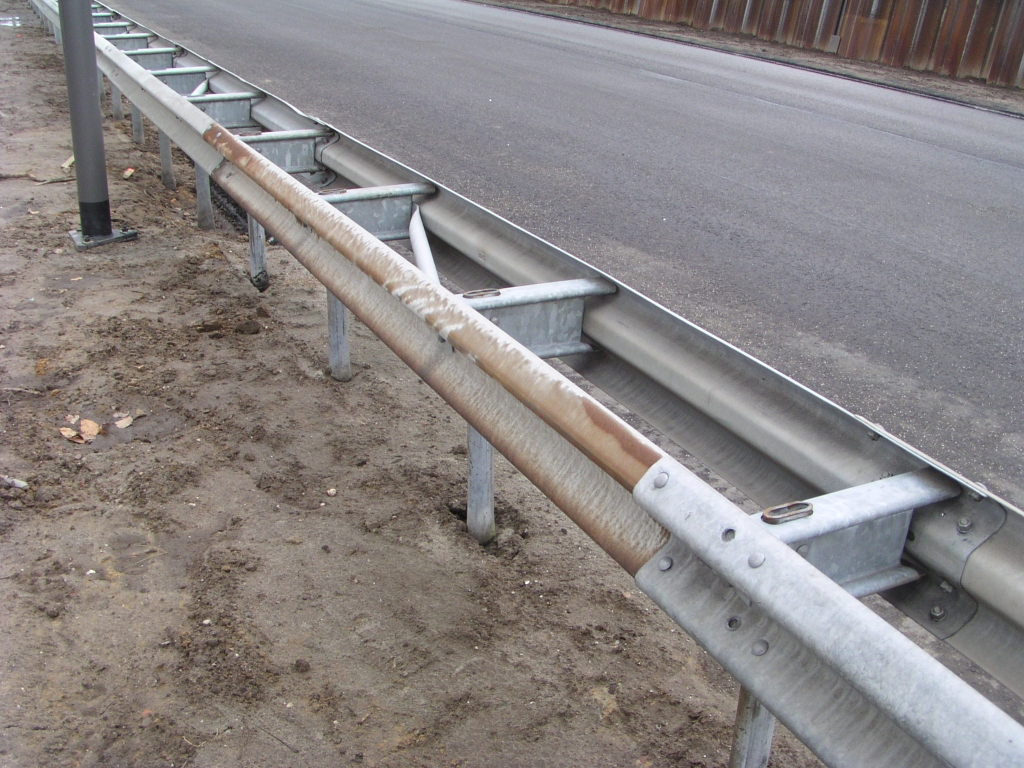 p3020038.jpg - De enige weken geleden geplaatste  geleiderails in Kp. Batadorp  waren nieuw, maar deze langs de parallelbaan west nabij de Welschapsedijk lijken "refurbished".