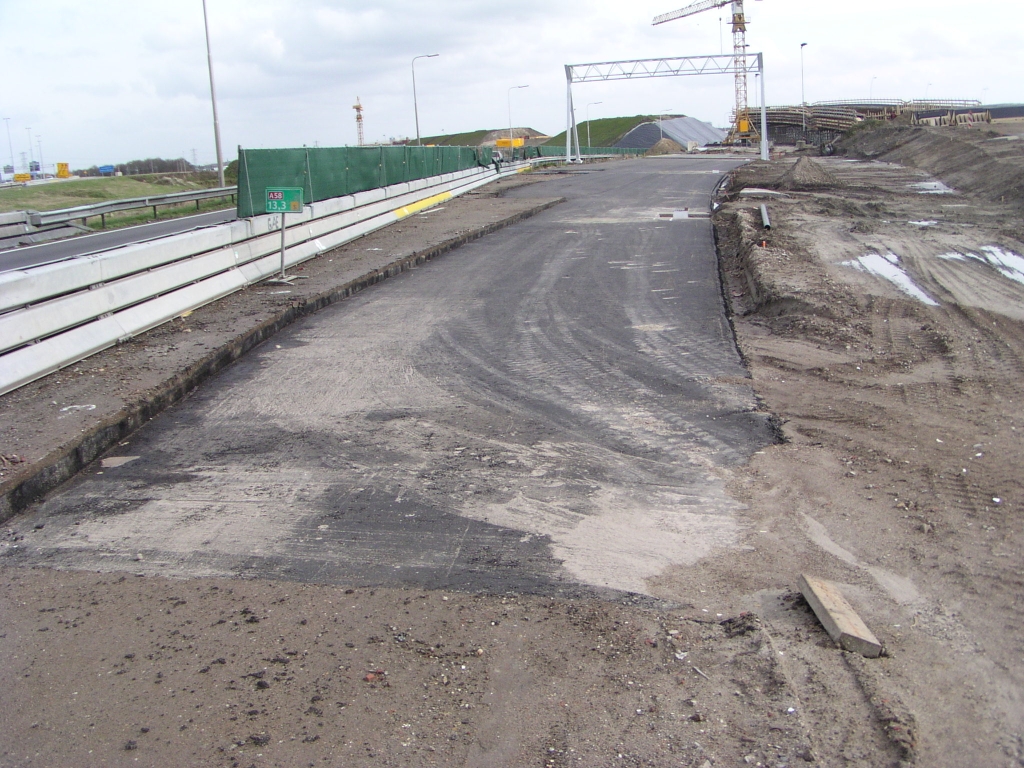 p3020057.jpg - Oud en nieuw asfalt integratie op weg naar Eindhoven onder KW 4A door.