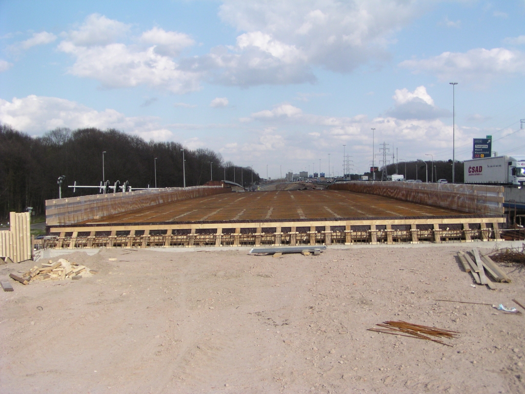 p4120141.jpg - In KW 31 (Aalsterweg) is het noordelijke parallelbaanviaduct dicht bij het druklaagstortmoment.