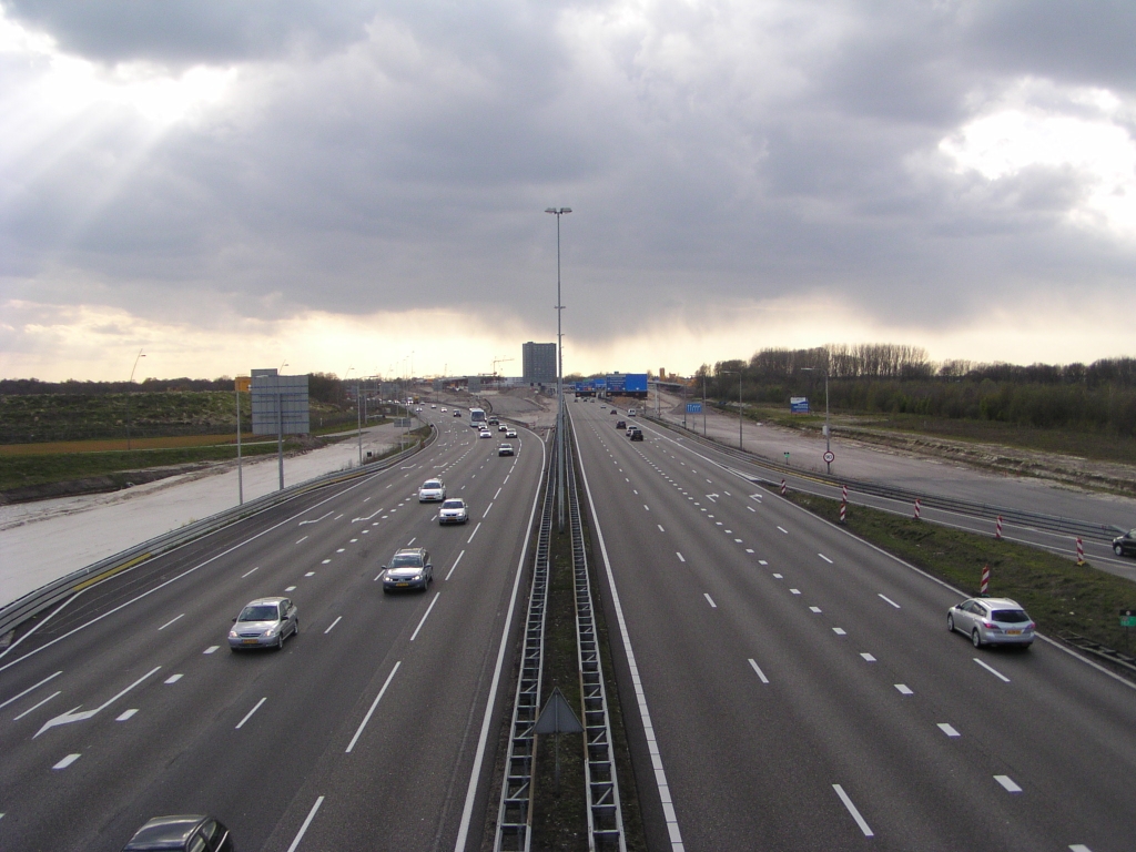 p4120149.jpg - Het enige stukje 2x5 autosnelweg in de randweg Eindhoven, tussen KW 27 (high tech campus) en kp. de Hogt, vastgelegd voor het verdwenen zal zijn. Het aantal rijstroken op dit punt zal weliswaar toenemen naar 13, maar 6 daarvan hebben autoweg status met een maximum snelheid van 80 km/uur.