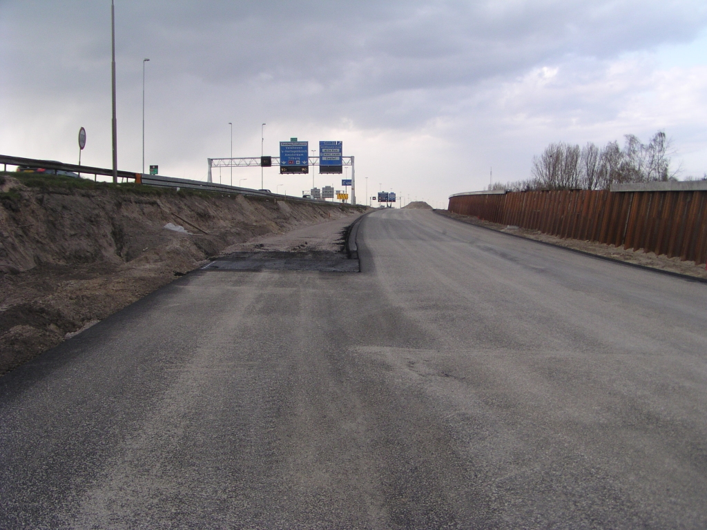 p4120154.jpg - In de parallelbaan noordoost tussen KW 22 in Kp. de Hogt en KW 17 (Ulenpas) is asfalt aangebracht. Misschien dat de linkse invoeger vanuit Antwerpen hier uitkomt, en er nog geen ruimte is om deze te voltooien.