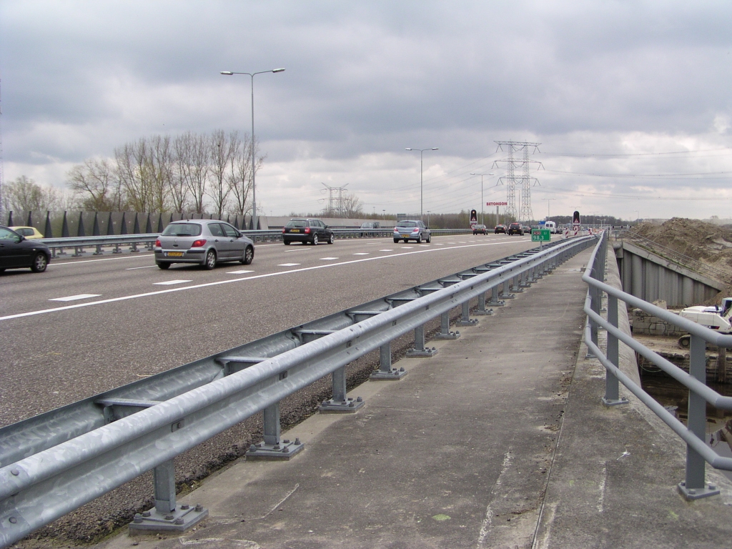 p4130008.jpg - Noordzijde van de Wilhelminabrug met de nu nog goeddeels ongebruikte ruimte waar de dubbele uitvoegstroken naar de aansluitingen Eindhoven-Noord en Ekkersrijt komen te liggen.