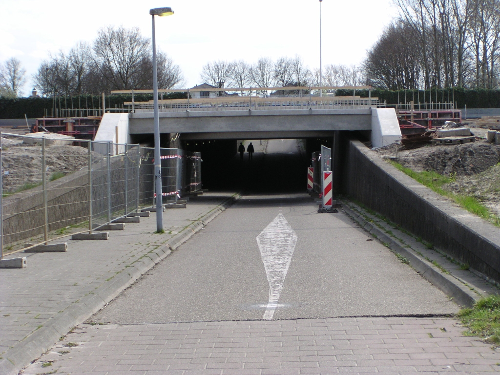 p4130061.jpg - Liggers geplaatst in noordelijke uitbreiding fietstunnel, voor de uitvoeger richting aansluiting Ekkersrijt.  week 200804 