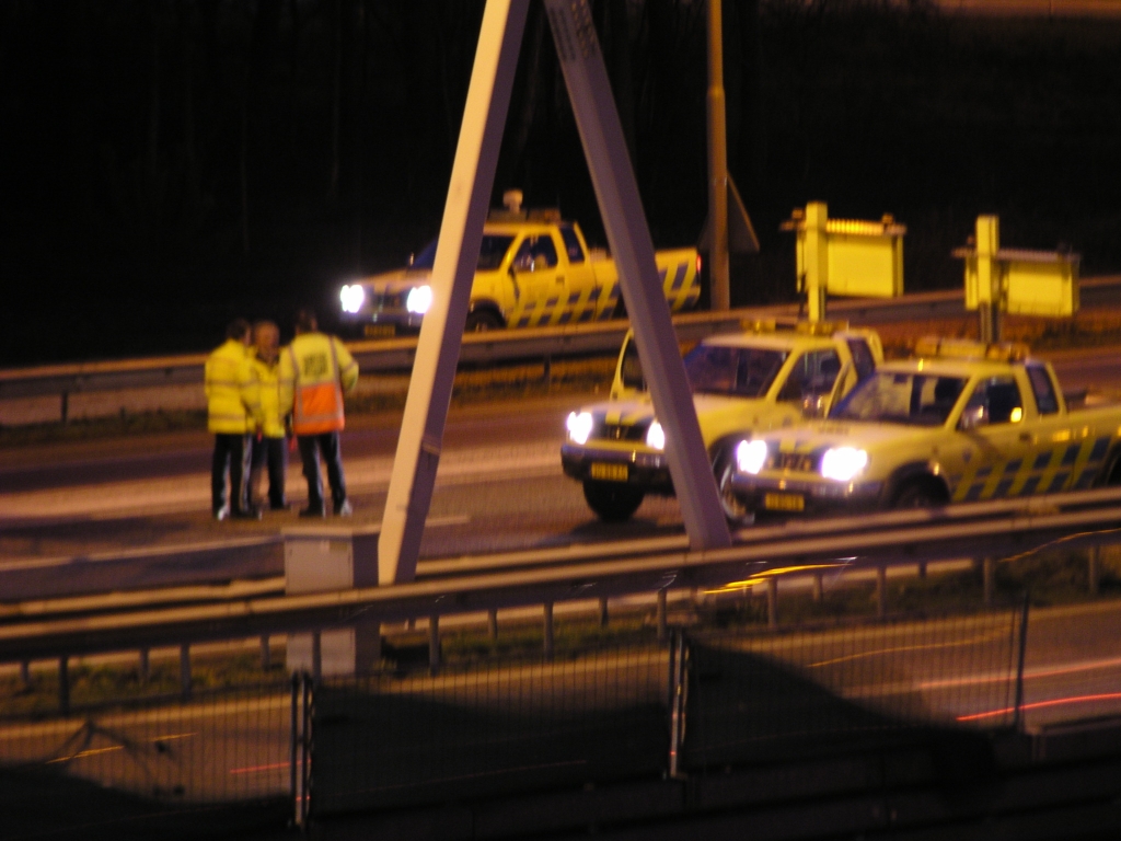 p4150040.jpg - Druk overleg tussen politie ambtenaren tijdens de verkeersstop.