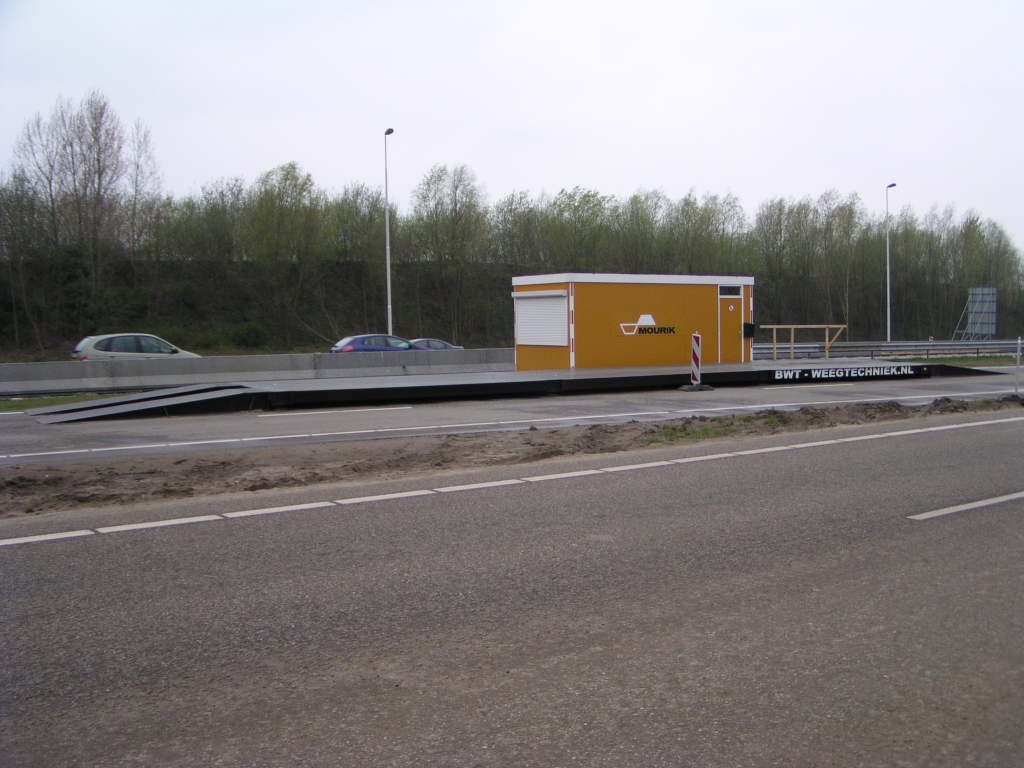 p4190087.jpg - Weegbrug, streekproduct van de firma BWT uit Boxtel, op een verlaten A58 rijbaan.