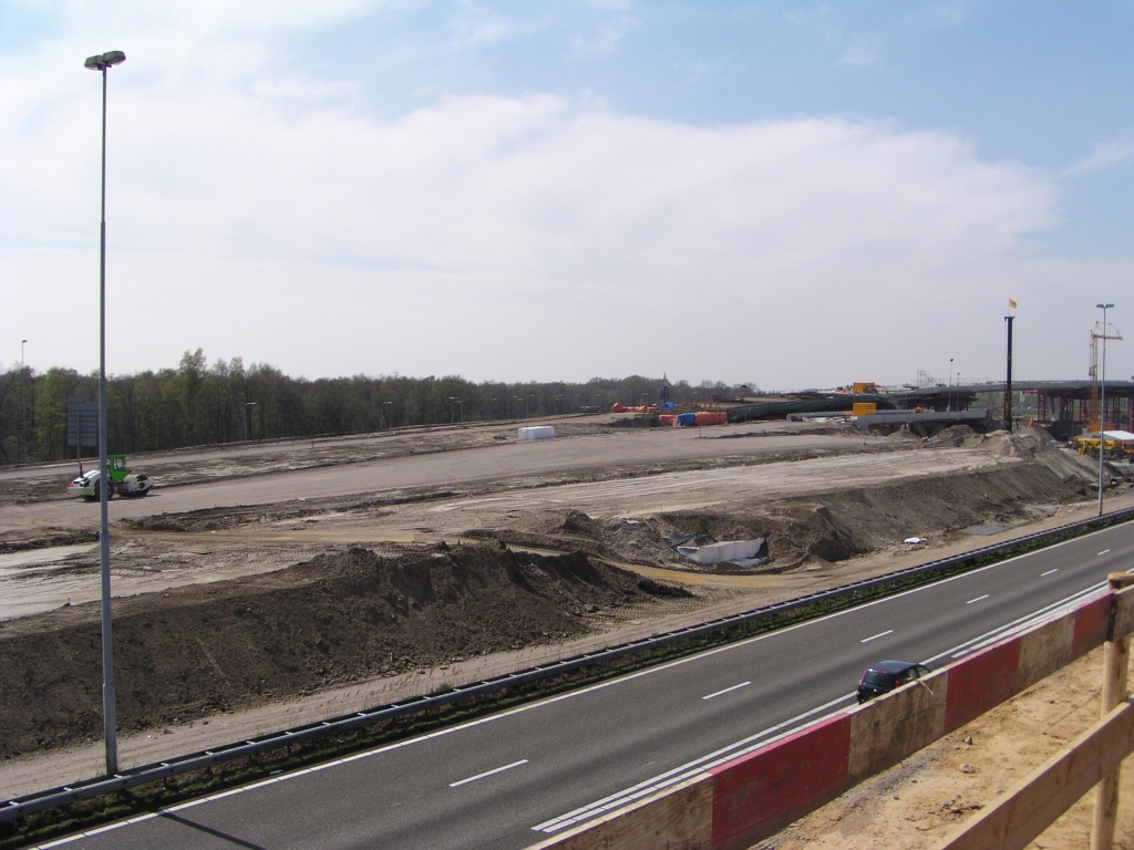 p4200020.jpg - Van voor naar achter de A2 links (richting Amsterdam), de A2 rechts (richting Maastricht), de A67 rechts vanuit Antwerpem die invoegt op de A2 rechts en de parallelbaan zuid. Niet zichtbaar de A67 rechts invoeger op de parallelbaan zuid.