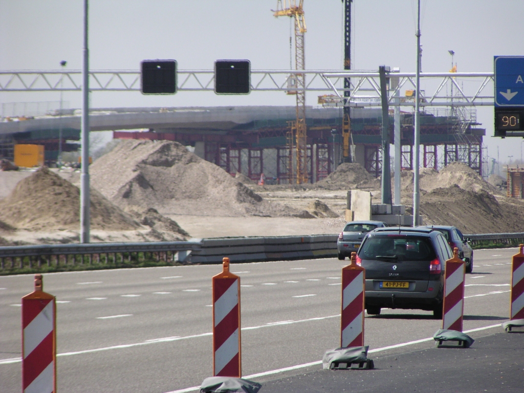 p4200034.jpg - ... maar het zal niet lang duren voordat die barrier daar wordt weggehaald en het verkeer naar Antwerpen over KW 26 kan worden geleid.