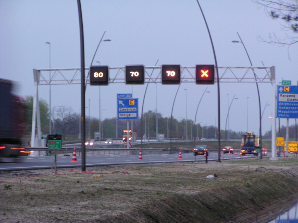 p4220017.jpg - In verband met werkzaamheden is er een rijstrook afgekruisd tussen de aansluitingen Airport en Veldhoven, en op de overige twee doorgaande stroken de limiet verlaagd, maar op de linkse uitvoeger naar Strijp mag men wat sneller rijden.