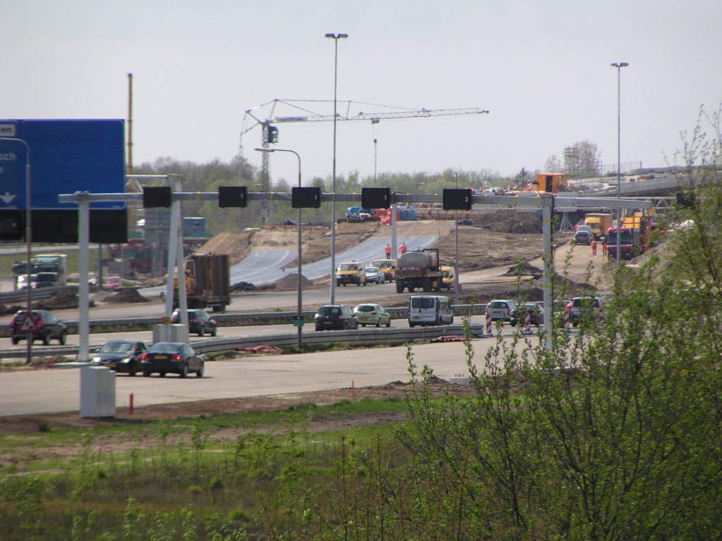p4240005.jpg - Onder het hulpportaal door een kijkje op vers asfalt voor KW 25 (links) dat invoegt op de parallelbaan zuid komende van KW 19.