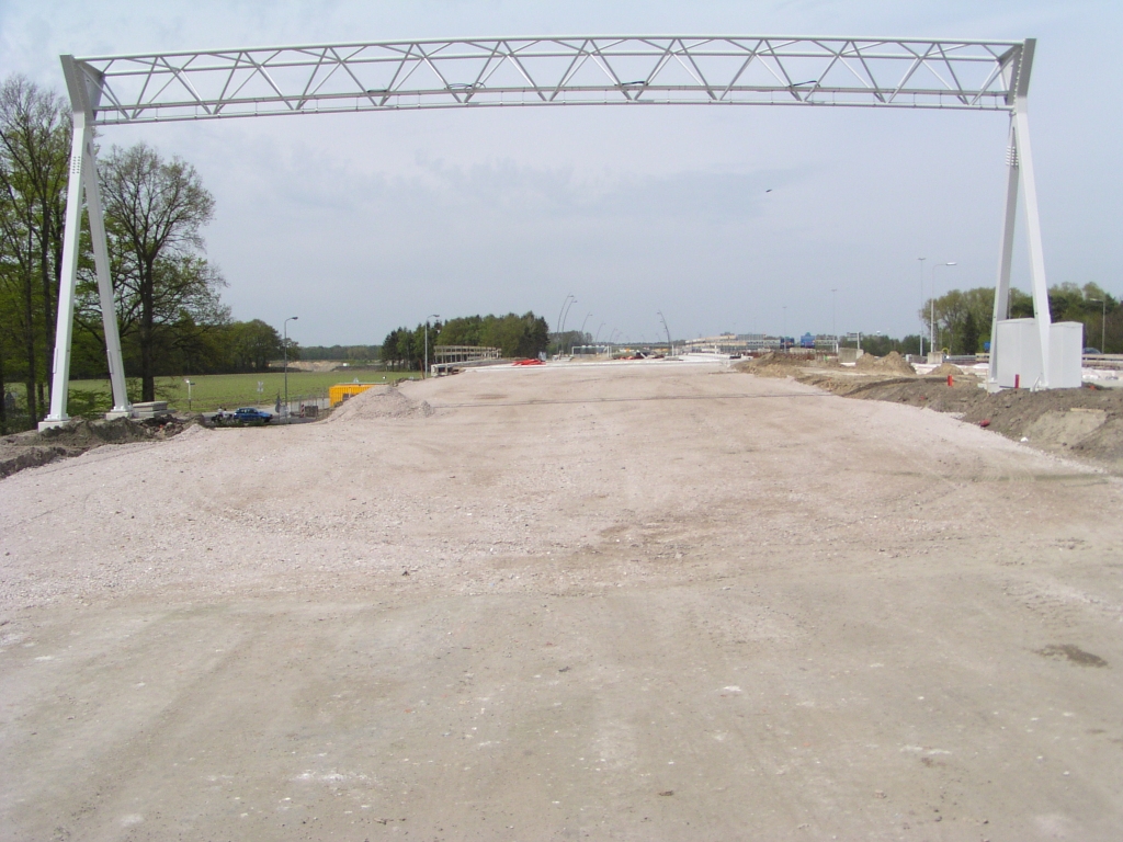 p4270012.jpg - Bij KW 8 (Oirschotsedijk) is puinfundering aangebracht tot aan het viaduct, gereed om met asfalt bedekt te worden.