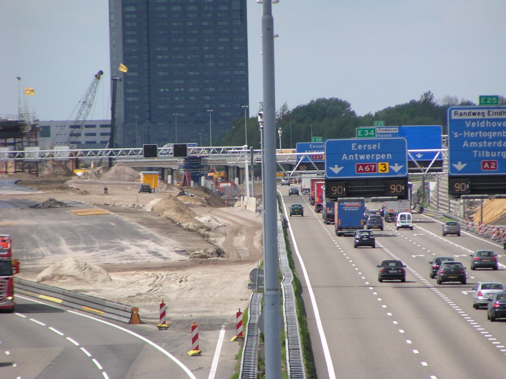 p4290004.jpg - In het midden, tussen de nieuwe hoofdrijbaan zuid en de oude hoofdrijbaan noord moet een oversteekje geperst worden voor als het verkeer vanuit Venlo in de richting Antwerpen, vanaf de parallelbaan, gaat spookrijden over KW 26. Het lijkt vooralsnog alleen een werkverkeerbaan op dat punt.  week 200816 