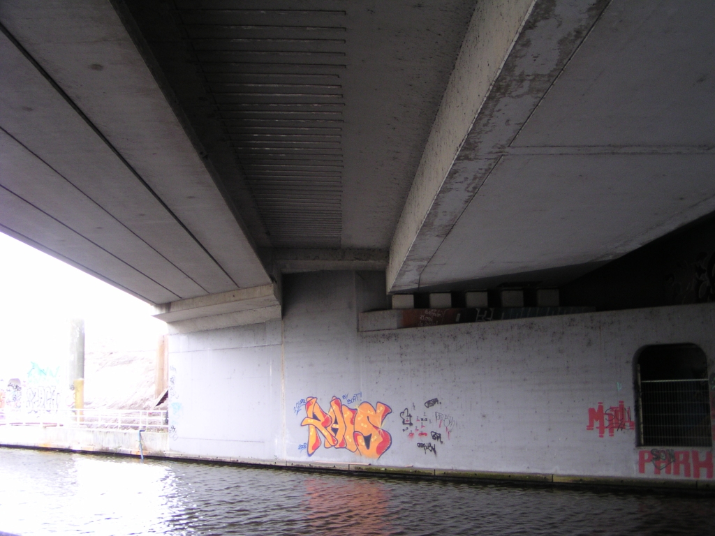 p4300033.jpg - Oostzijde van de Beatrixbrug met verlengd tunneltje ten behoeve van de verbreding.
