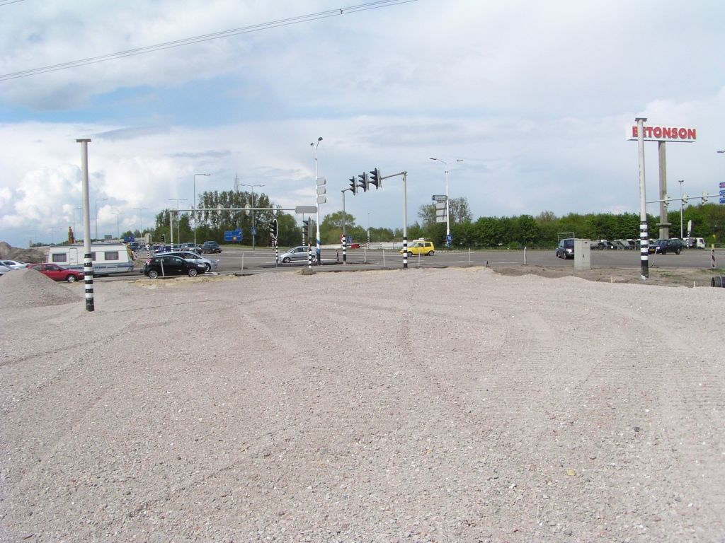 p5010083.jpg - En ook op het te faseren stukje A50 staan portaalmasten gereed, nog voor er asfalt gelegd is.