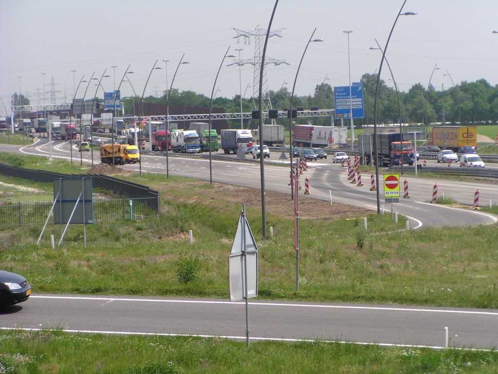 p5140017.jpg - Ook aan de oostkant van KW 27, de afrit high tech campus vanuit de richting Maastricht, is het parallelbaan asfalt doorgetrokken.
