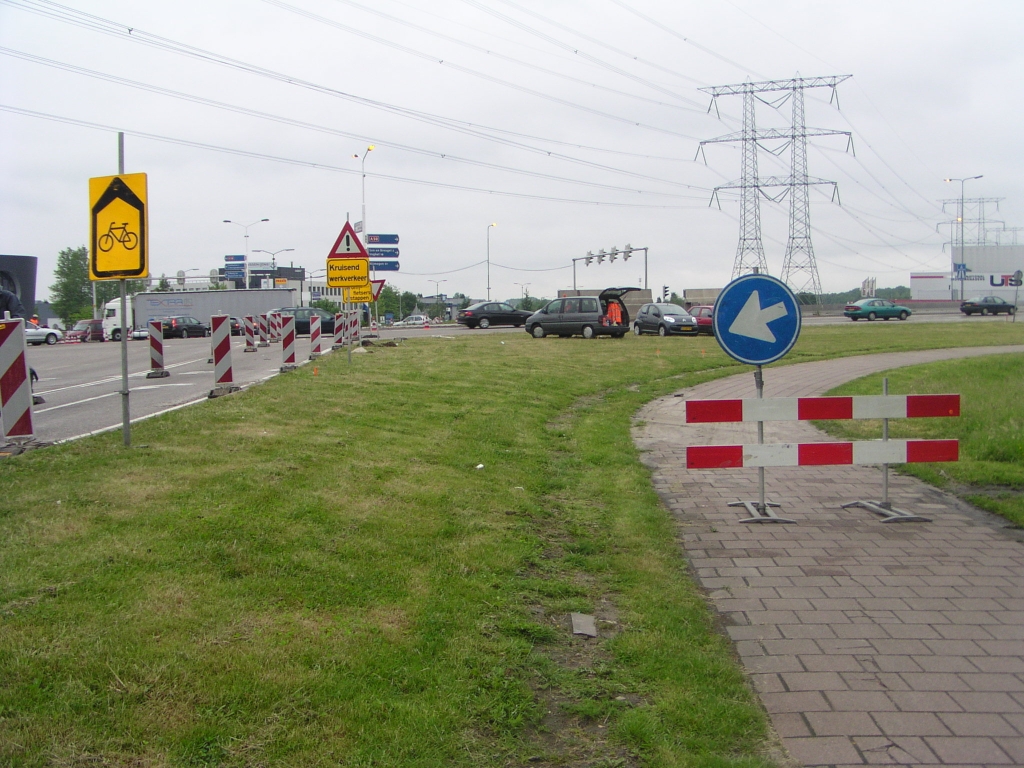 p5170019.jpg - Kruising A50/Ekkersrijt 2000 en 6000 in het weekend dat de A50 omlegging door de nieuwe aansluiting Eindhoven noord in gebruik wordt genomen. Fietsverkeer mag over oud asfalt.