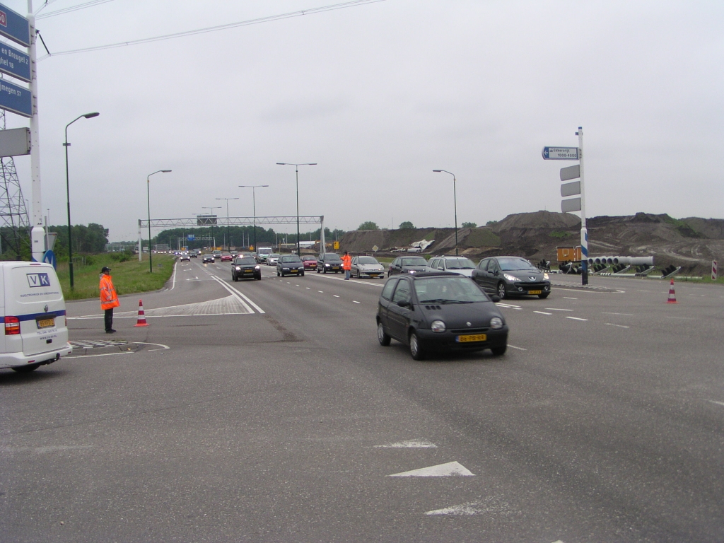 p5170022.jpg - Op dit moment is alleen de A50-links nog omgezet naar de slinger. Verkeer vanuit Eindhoven en de A58 rijdt nog op de oude rijbaan.