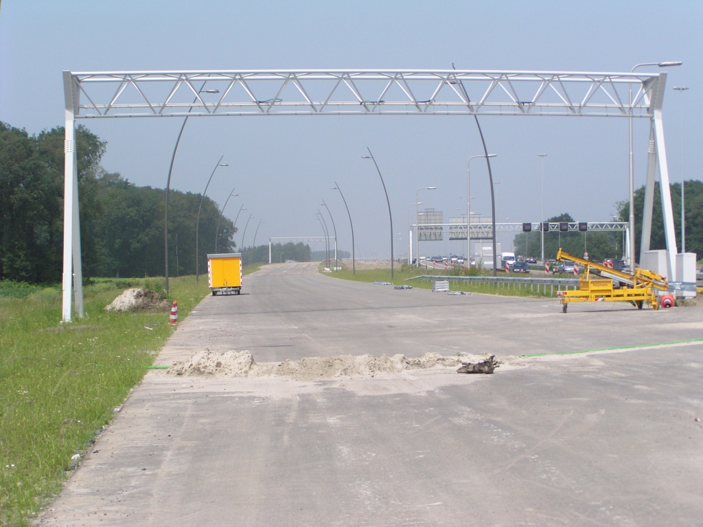 p6080014.jpg - We naderen het einde van het open te stellen parallelbaantrace tussen kp. Batadorp en de aansluiting Airport en kijken terug in de richting viaduct Oirschotsedijk. Geleiderail wordt geplaatst langs het niet-botsveilige portaal.
