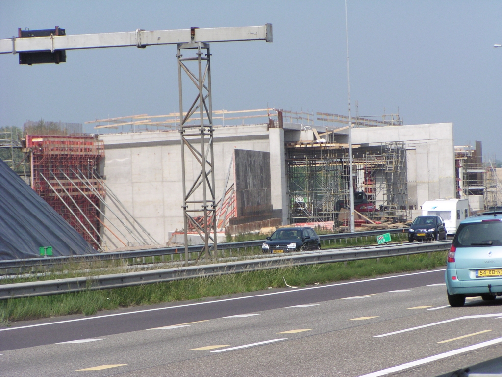 p6080035.jpg - "Wangen" in aanbouw in het westelijk landhoofd van KW 2, de pergola in de weefvakken nabij kp. Ekkersweijer. Als die gereed zijn kan het bodemaslichaam links erop worden aangesloten. Daarover rijdt men vanaf de A2 uit Best naar de parallelbaan of naar de A58 richting Tilburg.