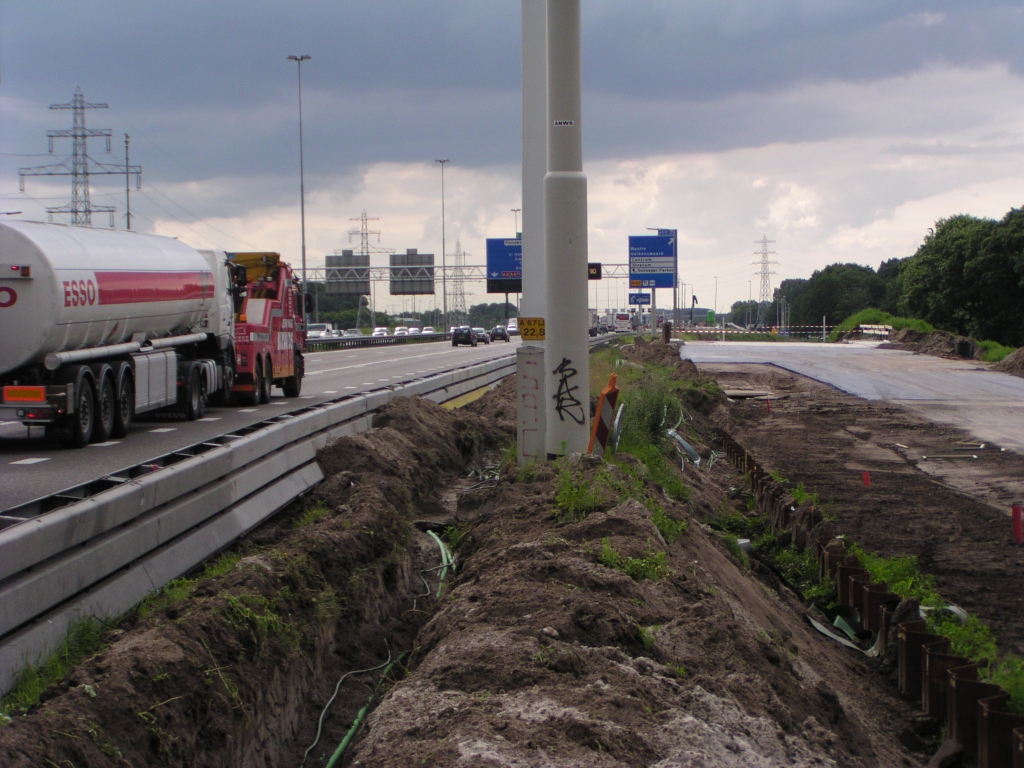p6130022.jpg - We waren even bevreesd dat met het nieuw stuk parallelbaan alle verkeer vanuit de richting Venlo over de rotonde zou worden geleid. Navraag bij RWS leert dat dit niet het geval is. Hier moet een doorsteekje komen vanaf de A67. De damwanden rechts zullen dan wellicht ook tijdelijk begraven worden.