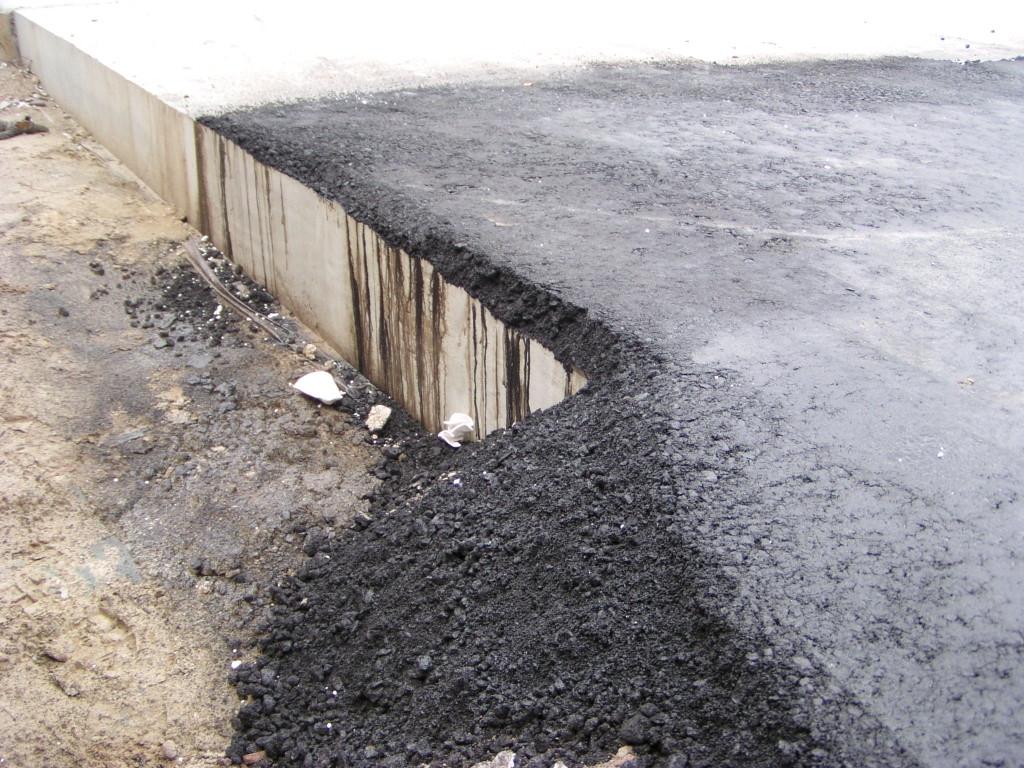 p6130027.jpg - Precisie asfalteerwerk op de schuin aflopende stootplaat in KW 32.