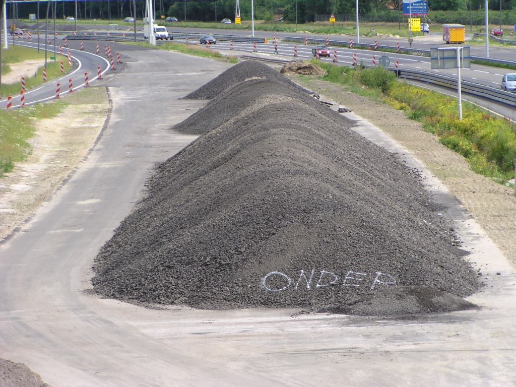 p6210069.jpg - Gerecycled (?) asfalt op de parallelbaan oost nabij de aansluiting Airport.