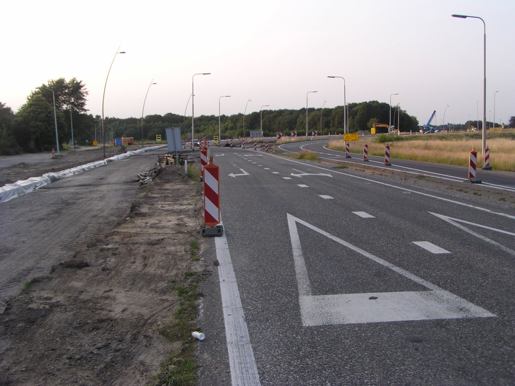 p6300070.jpg - Nog oud asfalt aan de voet van de aansluiting, maar daar gaat verderop wat aan veranderen.  week 200821 