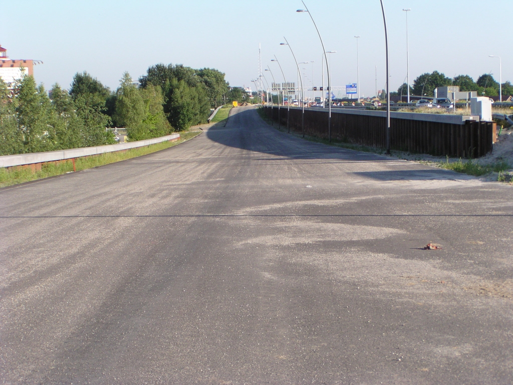 p7010079.jpg - Parallelbaan-oost asfalt gereed tussen KW 14 (Meerenakkerweg) en KW 13 (aansluiting Veldhoven), met voorbereiding op een (mogelijk) nieuwe aansluiting op de Meerenakkerweg.