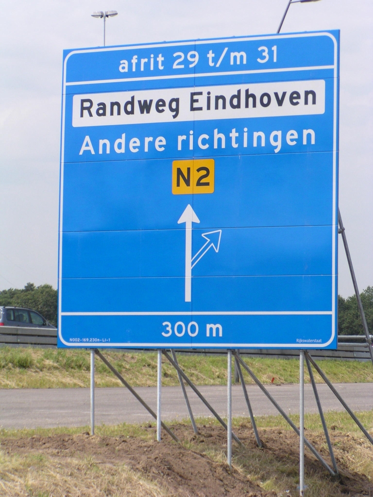 p7020104.jpg - Hier klopt iets niet. Dit bord komt voor aansluiting 32a, zodat de volgende de aansluiting 32 (Veldhoven-zuid) is.