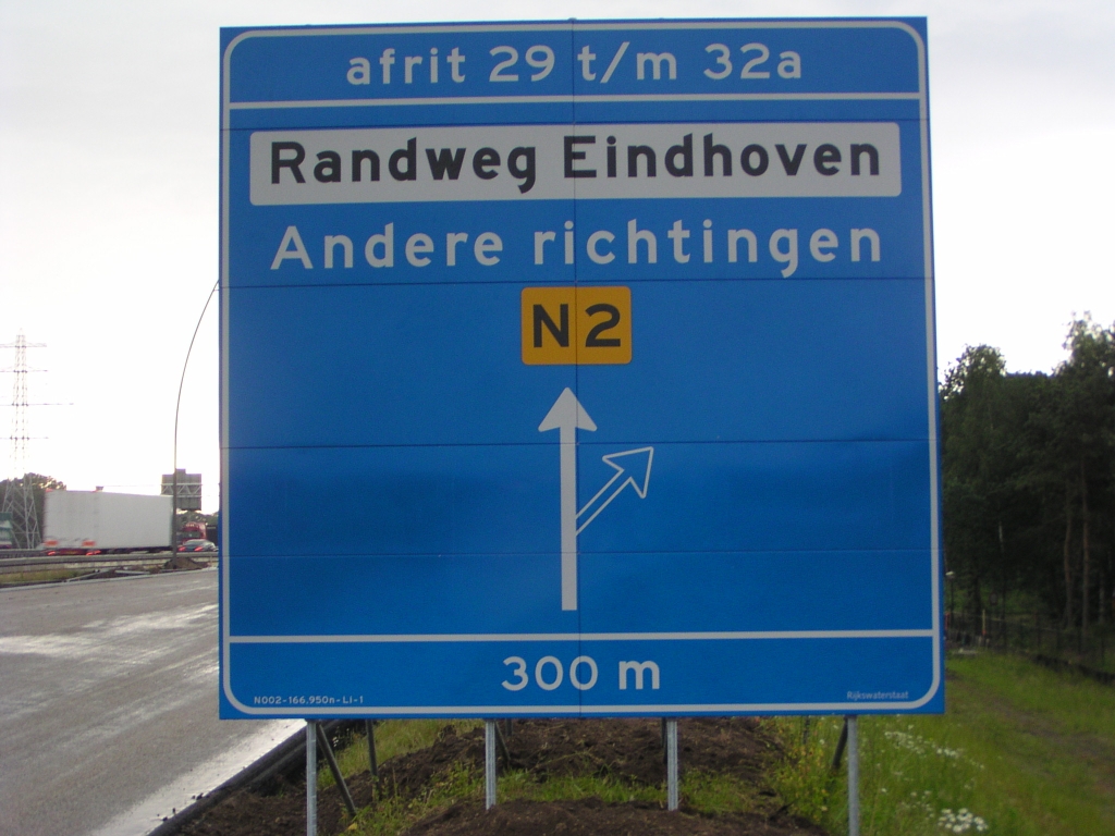 p7020118.jpg - Zo! Eventuele twijfels aan de terugkeer van de N2 in Eindhoven zijn nu wel verdwenen. In de twee weken die nog resten tot de opening is er voldoende tijd om het wegnummerschildje over te plakken.
