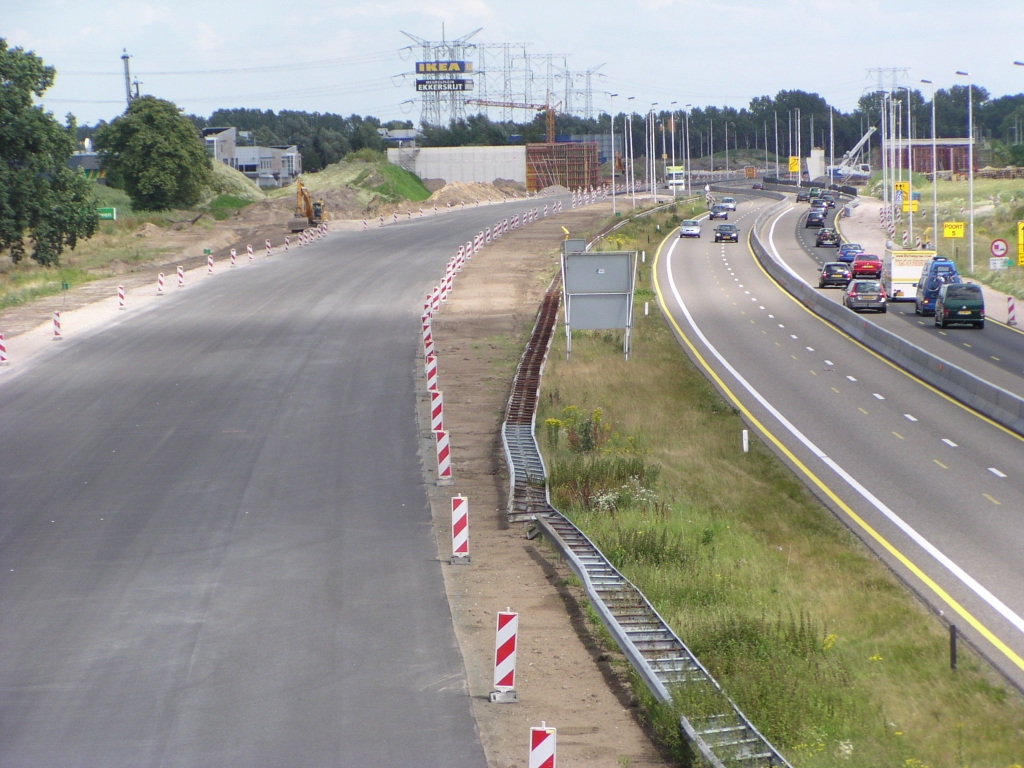 p7060011.jpg - KW 46 en de nieuwe faseringsrijbaan vanaf het viaduct Huizingalaan. Vlak na dit viaduct (achter de fotograaf) is de projectgrens en komt de fasering weer uit op de bestaande A58.  week 200824 