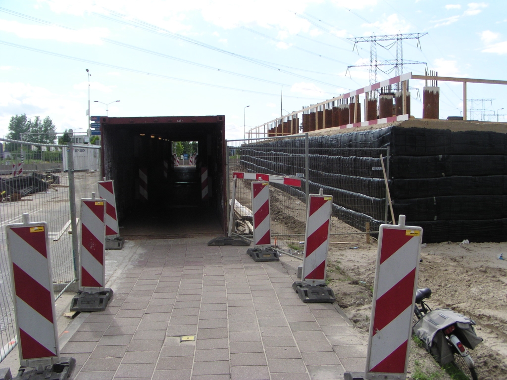 p7060050.jpg - De container-rij, die dienstgedaan heeft als inpakhulp voor de zandpaketten, is een eindje naar links verplaatst en doet nu dienst als fietstunnel.  week 200825 