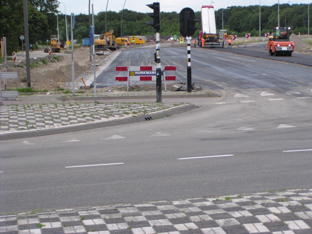 p7060057.jpg - Om die 4 opstelstroken te benutten zijn nog enkele aanpassingen nodig aan het onderliggend wegennet. Over OWN gesproken: dit verse asfalt kan binnen 2 jaar weer worden gesloopt als er besloten wordt tot aanleg van de  variant ontvlechting . De aansluiting Veldhoven wordt dan losgekoppeld van de Noord-Brabantlaan (op de voorgrond) en via een nieuwe weg rechtstreeks met de woonwijk Meerhoven verbonden. Verderop meer hierover.