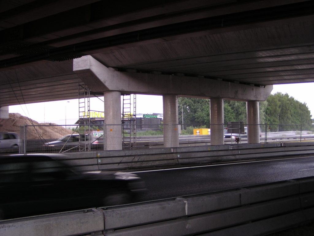 p7120025.jpg - Misschien dat de reden voor die schuine oortjes aan het viaduct een cosmetische is: zo worden de opleggingen aan het zicht onttrokken vanaf de A67.