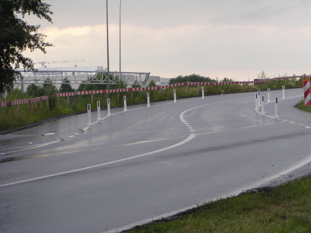 p7120028.jpg - Behalve liggers plaatsen is er nog meer gebeurd op de O.L. Vrouwedijk de afgelopen nacht: het plaatsen van kunsttof reflectorpaaltjes tussen rijbaan en fietsstroken.