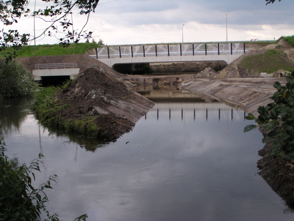 p7120048.jpg - Er is al begonnen met het verleggen van het riviertje de Tongelreep naar KW 30 (rechts), al loopt de uitgraving nu nog dood vlak voor het kunstwerk. Links de verlengde oude duiker (KW 30A).