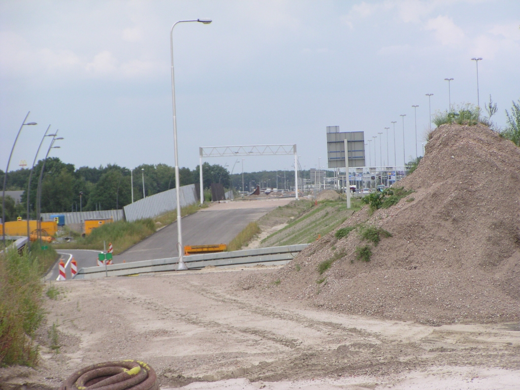 p8020018.jpg - Asfalt aangebracht op de parallelbaan in de aansluiting Veldhoven-zuid, zuidwest zijde.