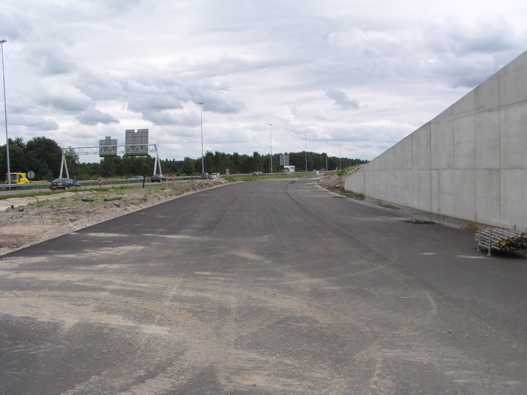 p8020028.jpg - Het asfalt loopt al verder door naar het zuiden, richting bestaande hoofdrijbaan...