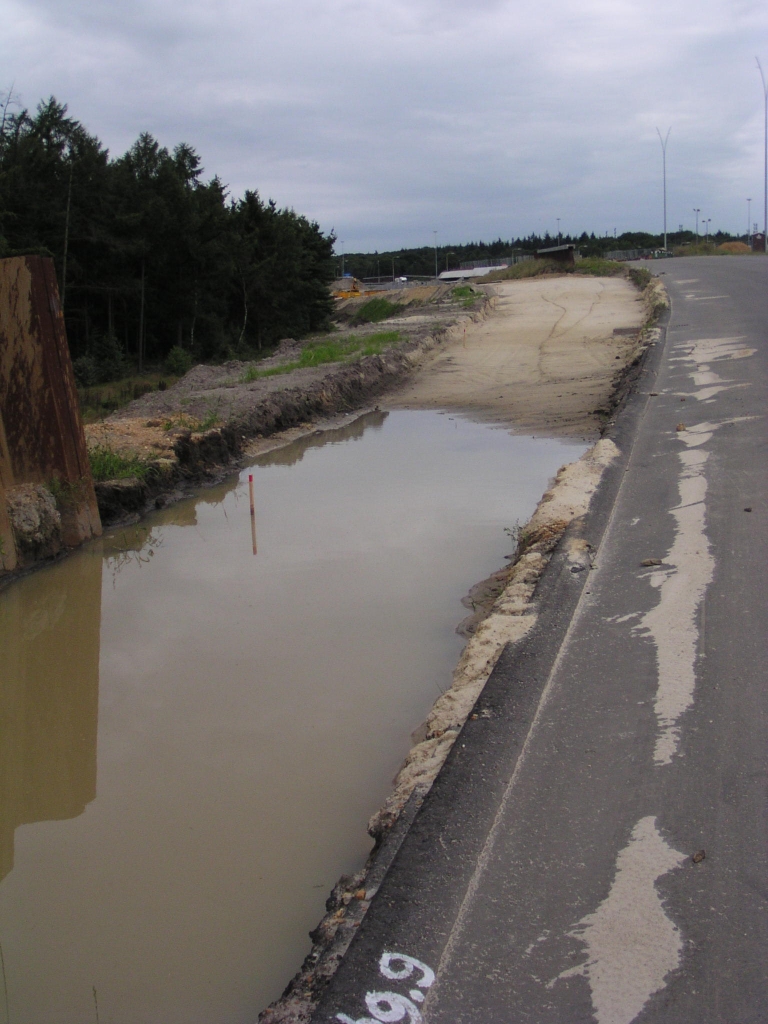 p8020037.jpg - Het wordt moeilijk aansluiten met asfalt vanaf die tijdelijke bypass, nu men de afwateringsgoot reeds heeft aangelegd op de hoofdrijbaan.