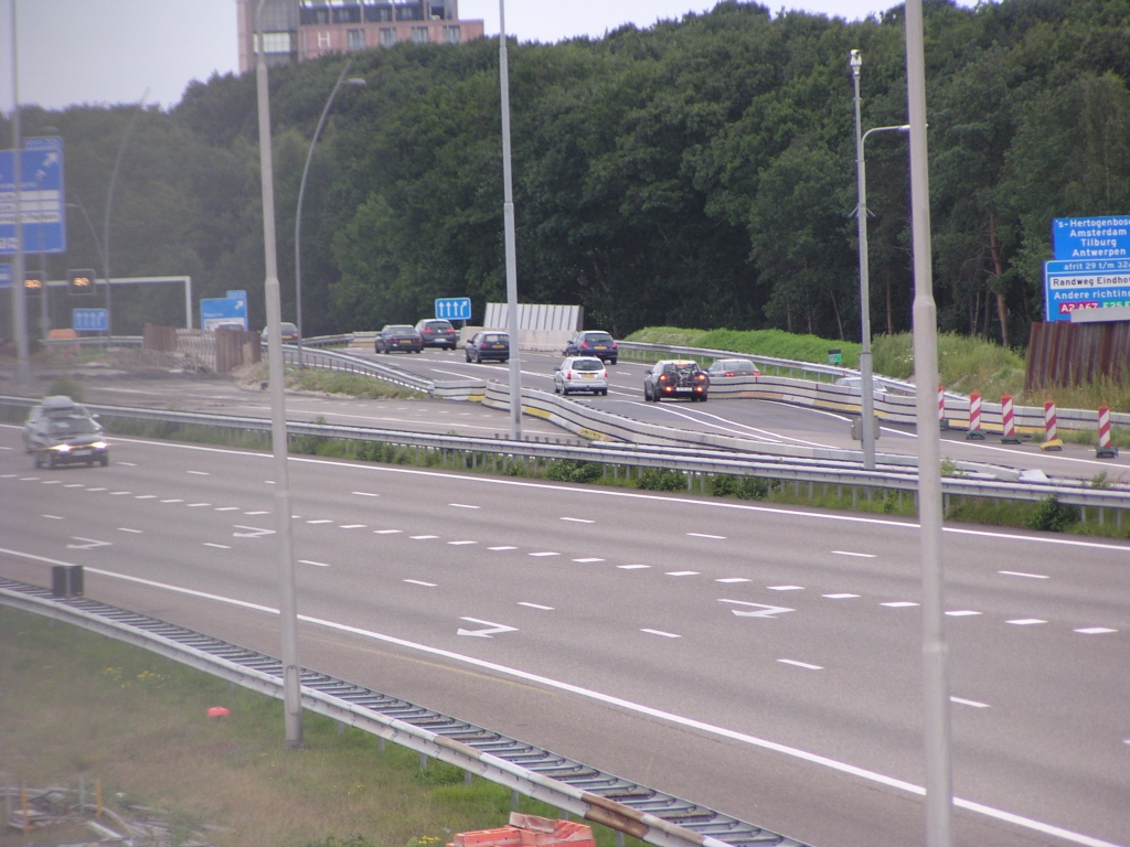 p8020039.jpg - Oversteek A67 vanuit de richting Venlo naar de parallelbaan. Er gaan inderdaad vier rijstroken over KW 32 noord (Roostenlaan).