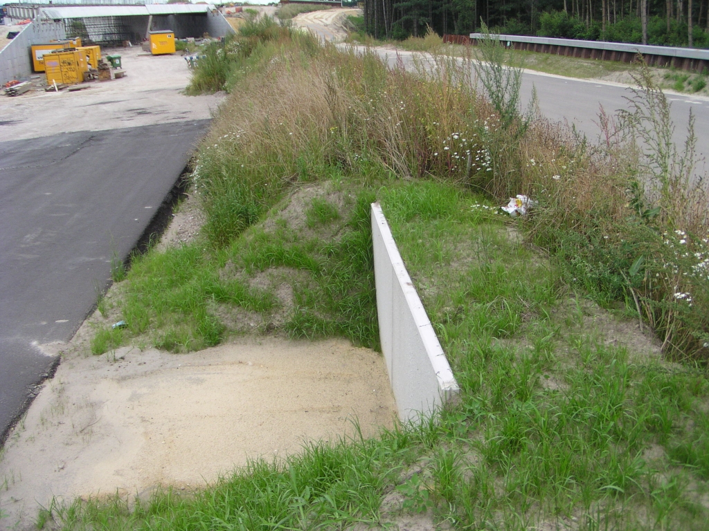 p8020046.jpg - Betonnen schotje in de kanteldijk tussen de A67 richting Venlo (links) en de parallelbaan, vlak voor KW 33. Misschien om ruimte te maken voor een portaal?