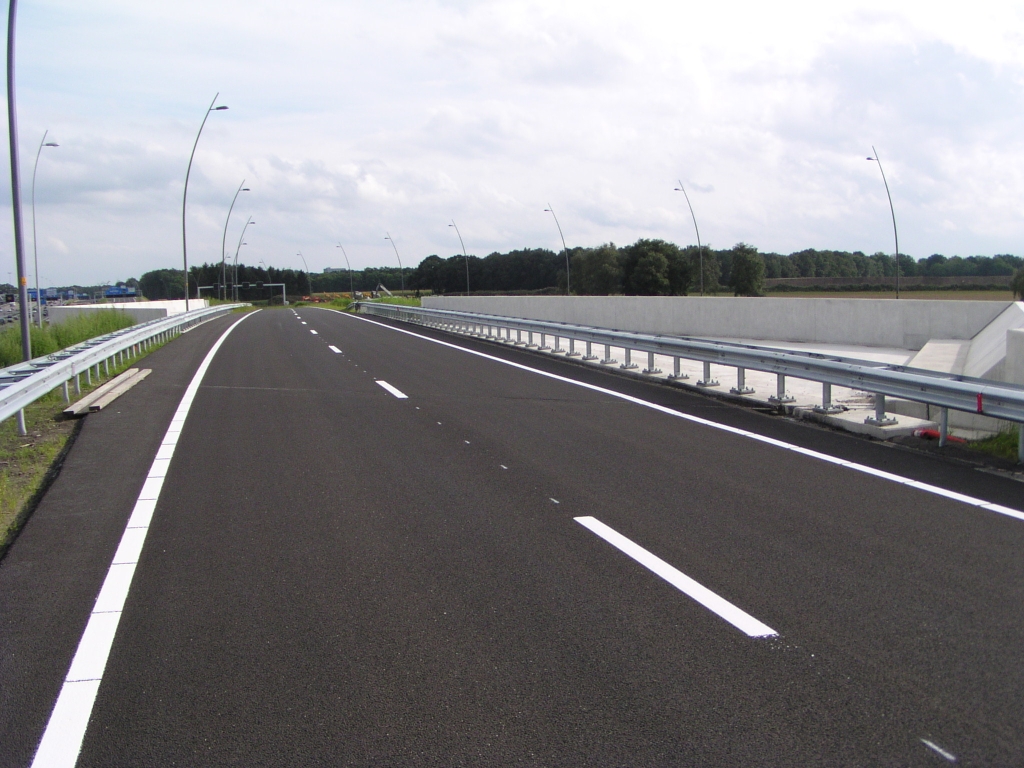 p8100061.jpg - In rijrichting over KW 6 met nette redresseerstroken. Eronder loopt de verbindingsweg Tilburg-Maastricht hoofdrijbaan.