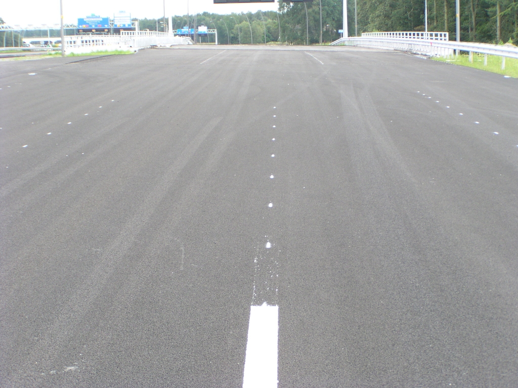 p8100065.jpg - Tijdelijk einde van de markering, omdat het asfalt op KW 8 nog niet helemaal klaar is.